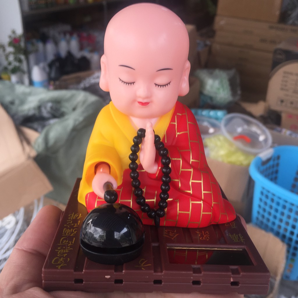 TƯỢNG CHÚ TIỂU GẬT ĐẦU TRANG TRÍ XE Ô TÔ SỬ DỤNG NĂNG LƯỢNG MẶT TRỜI GÕ MÕ TỤNG KINH CAO 11CM LOẠI LỚN NHẤT | BigBuy360 - bigbuy360.vn
