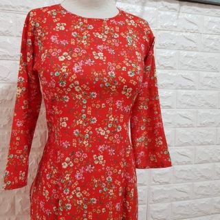 Áo dài hoa nhí đỏ