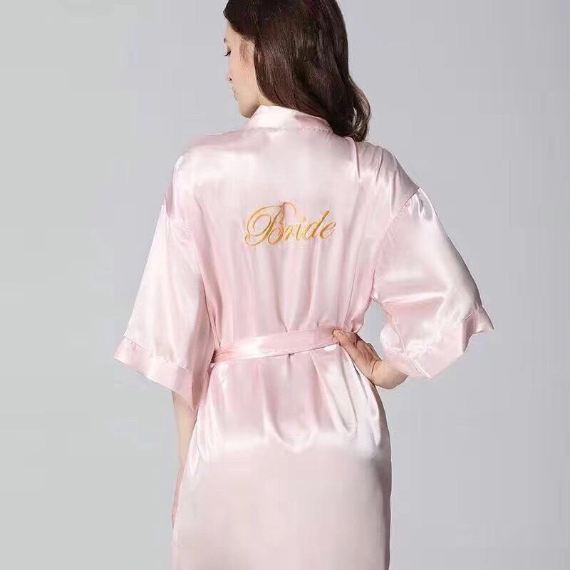 Áo choàng ngủ lụa cho cô dâu kiểu kimono in chữ sang trọng
