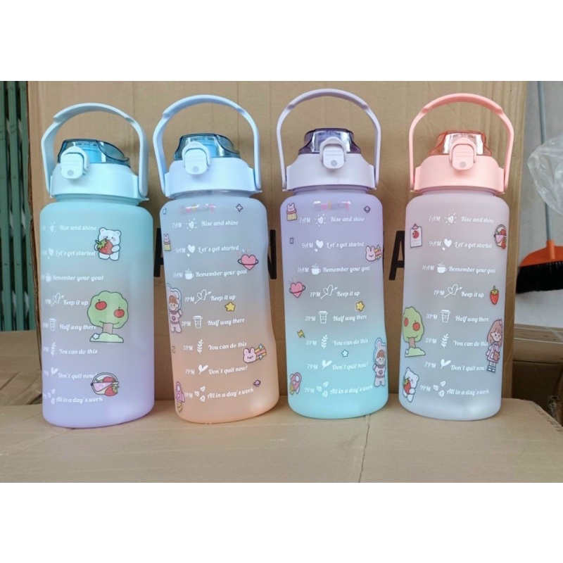 Bình đựng nước 2L có ống hút, vạch chia nhắc giờ uống nước, hình dán dễ thương, nhiều màu, siêu đẹp, siêu nhẹ