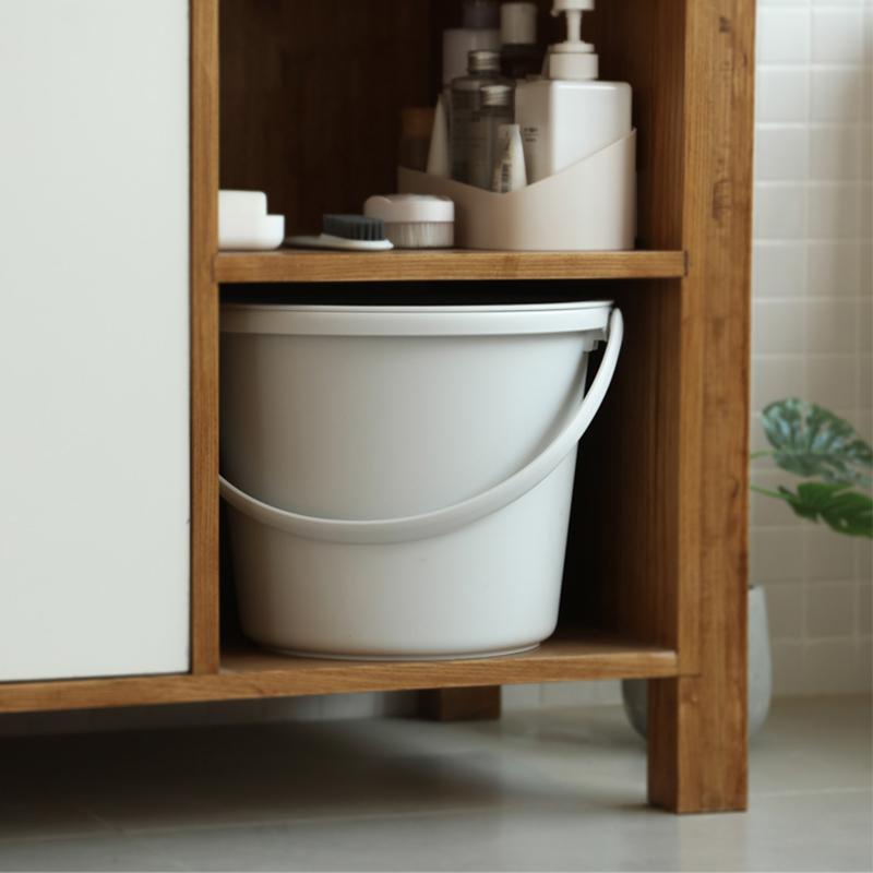 Xô nước có nắp đậy và quai xách tiện lợi màu trắng xám