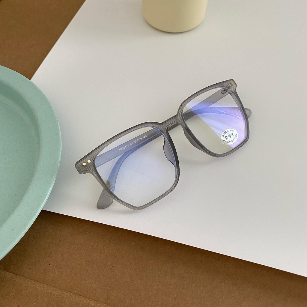 Gọng dẻo vuông form to khá thích hợp cho các bạn nam, tròng UV