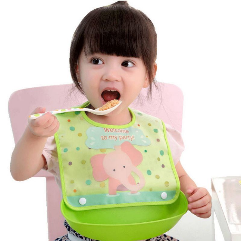 Yếm nhựa có máng cho bé D5