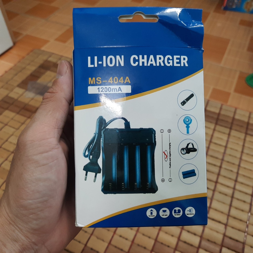 Bộ sạc pin 18650 3.7v - 4.2v  sạc 4 viên đồng thời sử dụng điện 100V - 240V
