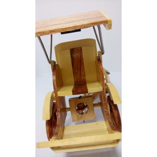 Xe xích lô gỗ nhỏ