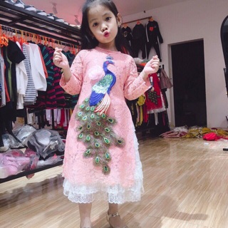 Áo dài cách tân thêu công cho bé gái