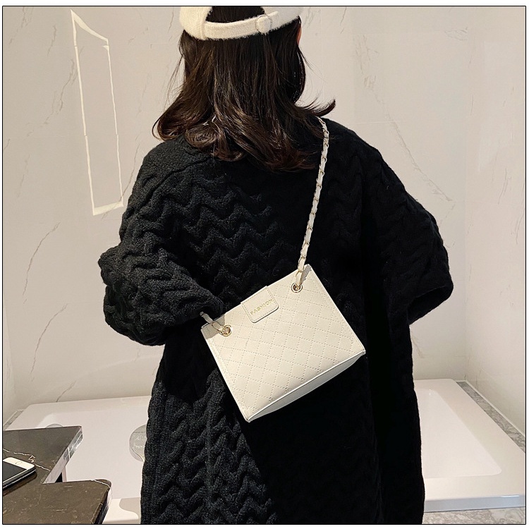 Túi da nữ cặp nách họa tiết ô lưới màu trắng hình vuông kích thước lớn và dây đeo chuỗi xích cá tính