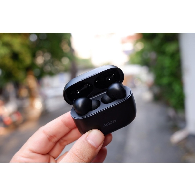 Tai nghe không dây AUKEY EP-N5 chống ồn chủ động kết hợp với thiết bị