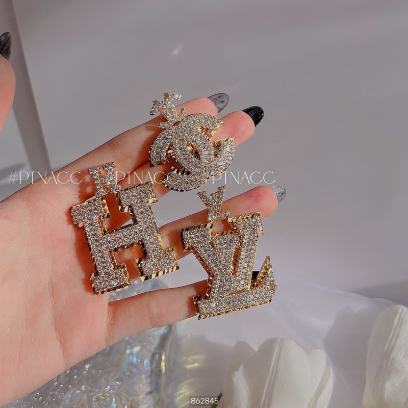 Mặt lẻ dây chuyền logo thương hiệu đính full soàn tấm xi bạch kim, xi mạ vàng .PTNACC.