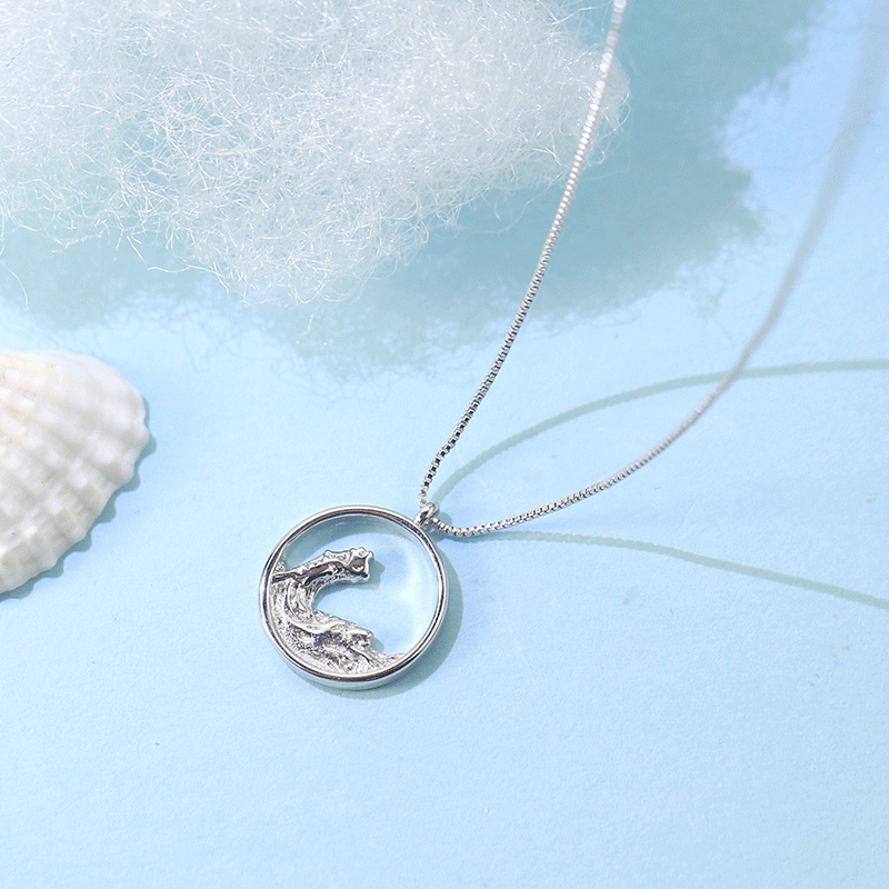Fashionable Mountain Engraved Round Face Necklace For Couples