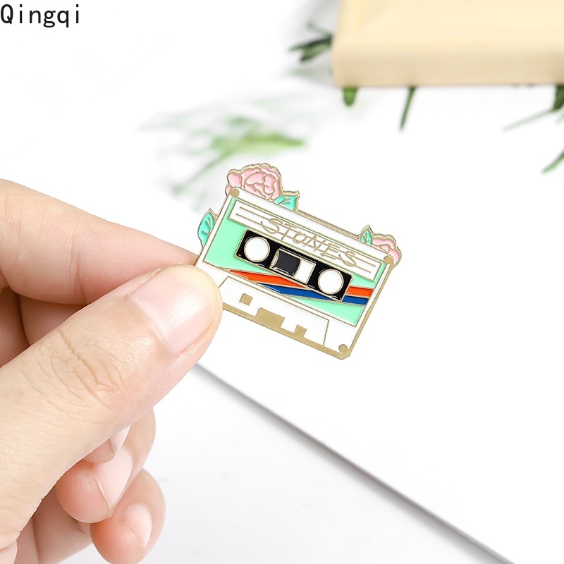 Ghim cài áo Miss Zoe hình băng cát sét phong cách Retro