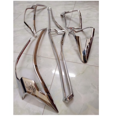 viền đèn pha hậu Veloz