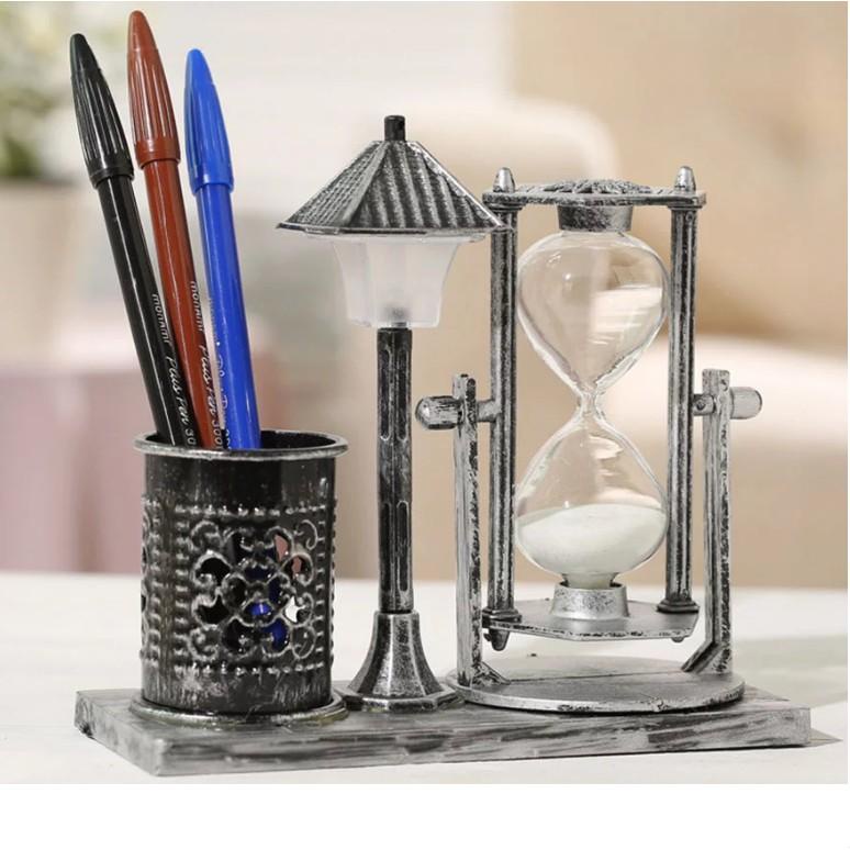 Mô hình đồng hồ cát kèm ống đựng bút tròn có đèn phát sáng decor bàn học, bàn làm việc cổ điển