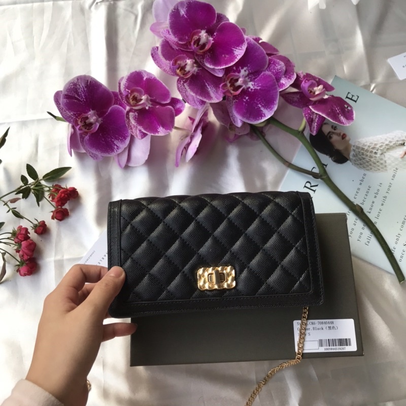 Túi Nữ Dạng Trám Sần Clutch Nữ Có Dây Xích Tháo Dời Micaela Quilted Phone Pouch