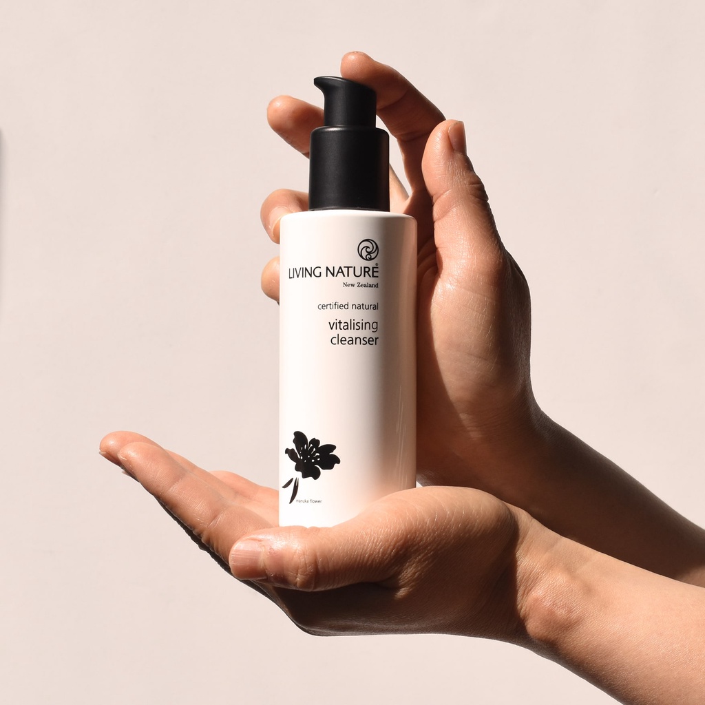 [Hỏa tốc] Sữa rửa mặt nhẹ dịu cho da thiên khô Living Nature Vitalising Cleanser 120ml