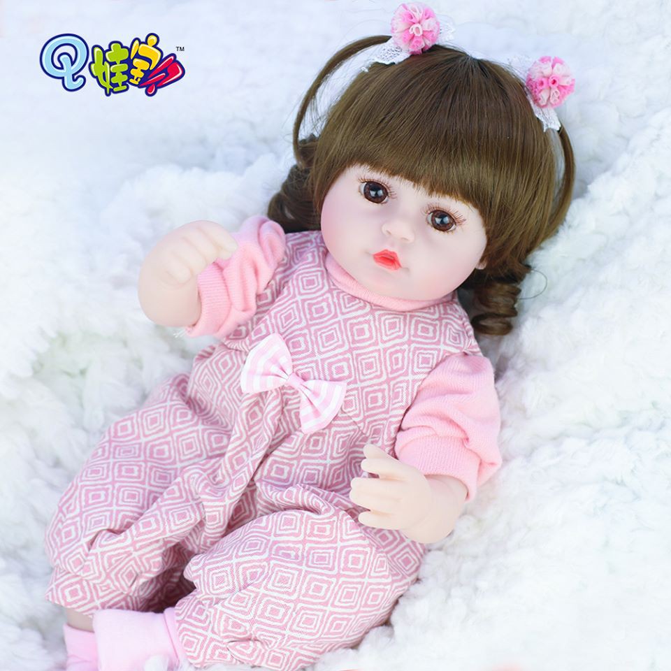 Búp Bê Tái Sinh Thân Gòn Q Baby 42 cm Mắt 3D - New Style Reborn Toddler Semi Soft Vinyl Fashion American Girl Doll 17 in