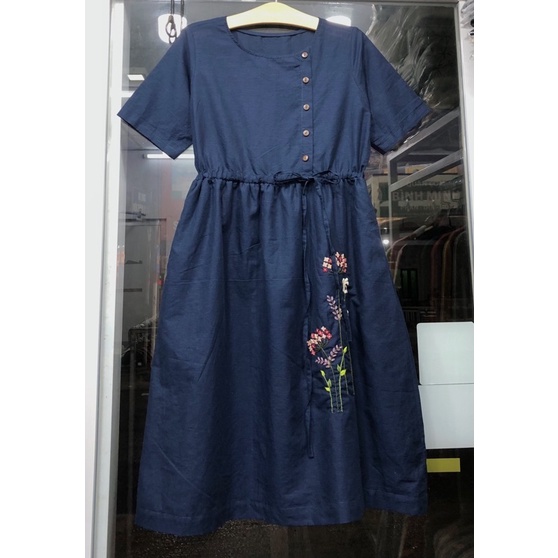 Đầm linen rút dây thêu tay hoạ tiết hoa
