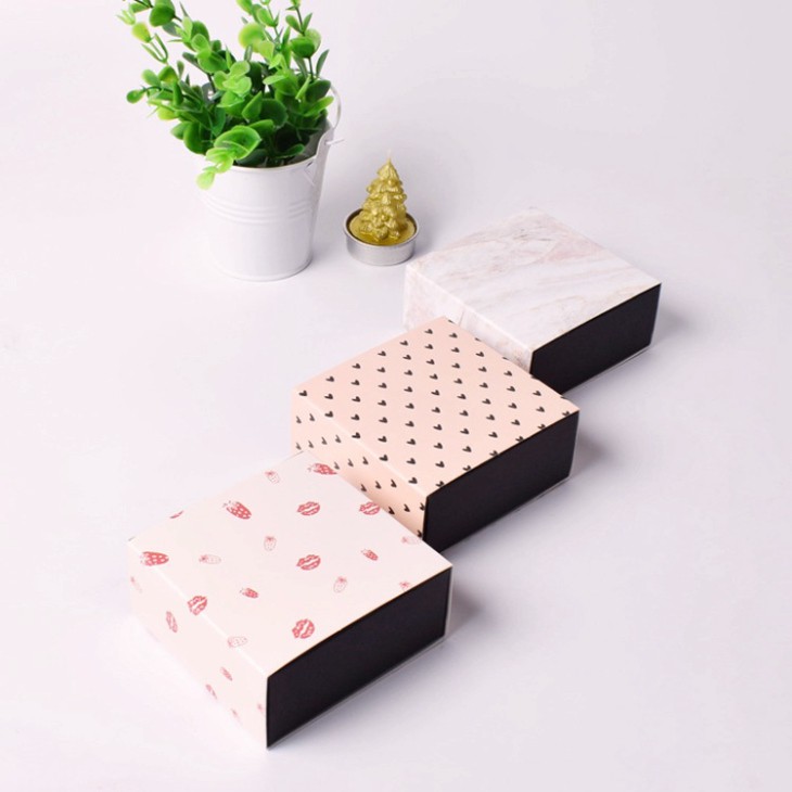 Hộp đựng quà hình vuông tự gấp; Kích thước 9 * 8,7 * 4cm ; dạng ngăn kéo; in chữ Merci làm quà tặng Q562