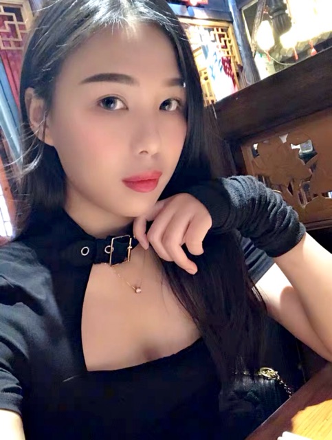 Áo croptop đen choker sexy