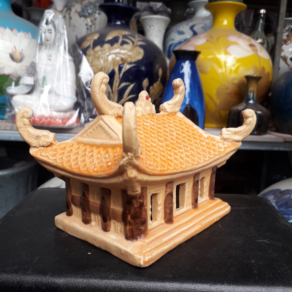 Mô hình chùa tiểu cảnh Bắc Bộ mini men sứ vàng gốm sứ Bát Tràng , kích thước 11x11x10cm