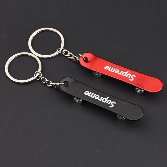 Móc Khoá Ván Trượt Supreme