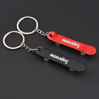 Móc Khoá Ván Trượt Supreme