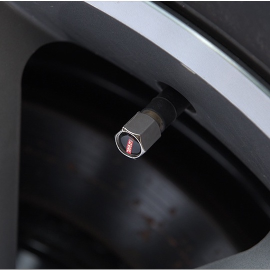 Bộ 4 ốc nắp van ô tô kèm móc chìa khóa và cờ lêcho xe hơi tiện dụng gắn logo hãng xe Mazda,Toyota,Honda,Kia..