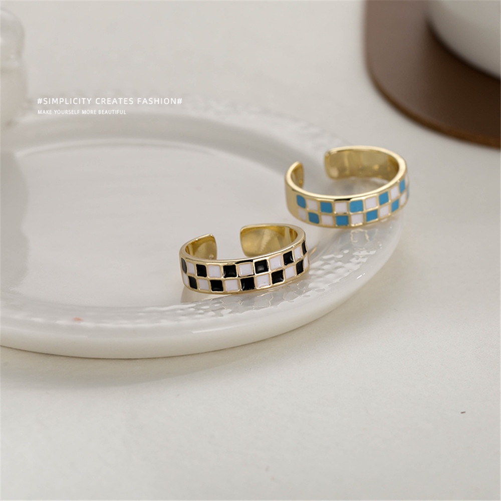 1 Nhẫn Đeo Ngón Trỏ Bằng Kim Loại Họa Tiết Sọc Caro Trắng Đen Phong Cách Retro Đơn Giản Dành Cho Nữ