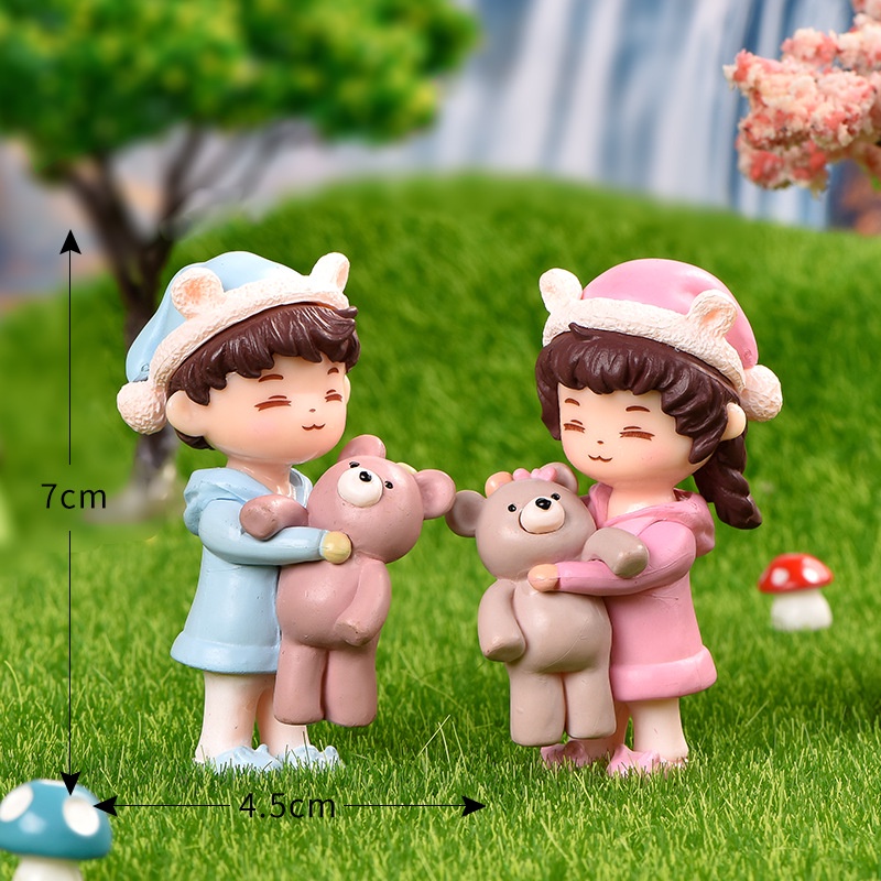 Tượng búp bê đôi ôm gấu mini làm quà tặng, trang trí nhà mô hình, chậu cây tiểu cảnh