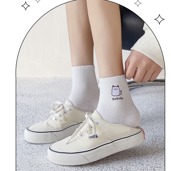 Vớ tất cổ trung trắng thêu icon gấu nâu ôm tim