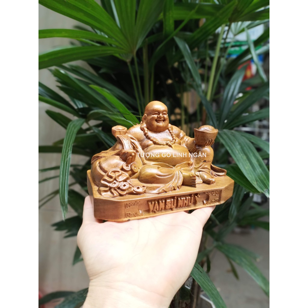 Tượng Di lặc để bàn gỗ bách xanh