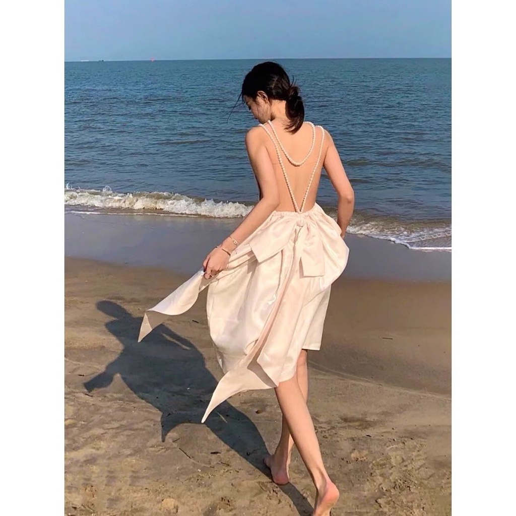 Đầm hở lưng thắt nơ đính ngọc trai thời trang đi biển