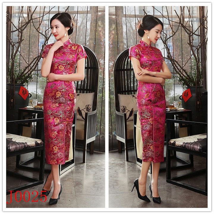 ĐẦM SƯỜN XÁM DÁNG DÀI CỔ TÀU CÀI NÚT TRƯỚC NỀN HỒNG HỌA TIẾT HOA SANG TRỌNG CÓ SIZE LỚN