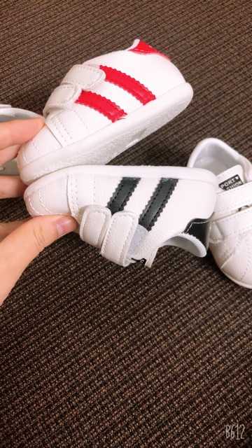 Giày thể thao cho bé