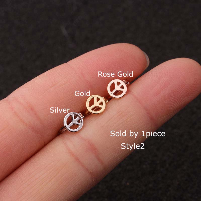 Một chiếc khuyên tai nhỏ bằng đồng phối đá zircon cá tính thời trang