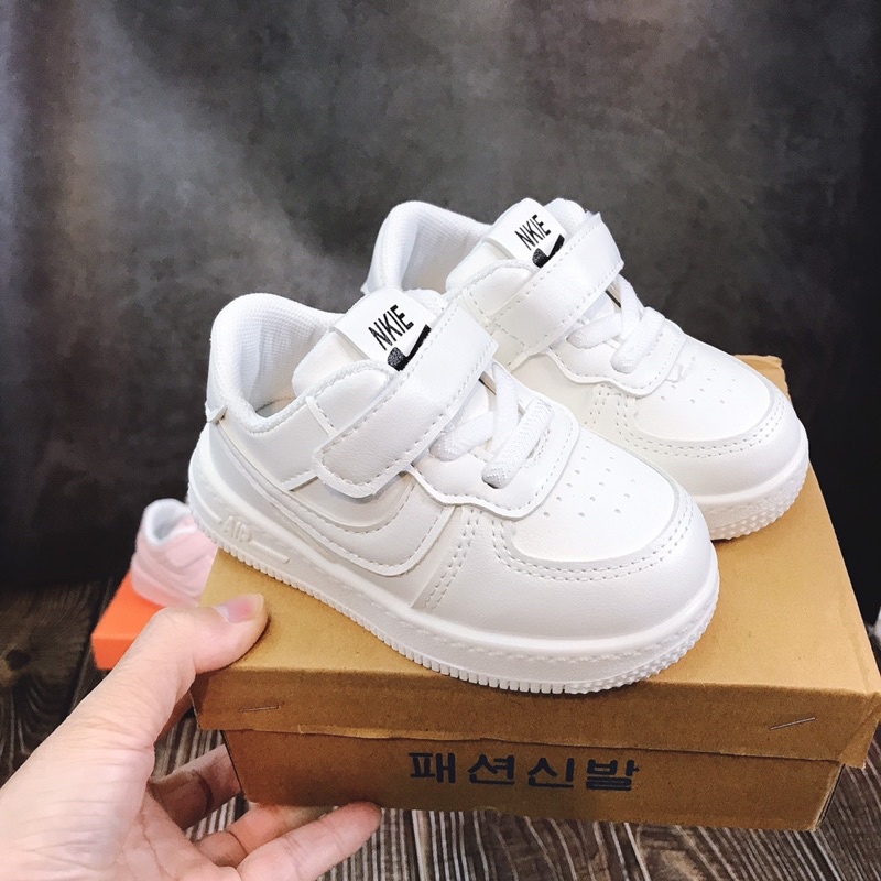 Giày sneaker Ni ke bé trai-trắng