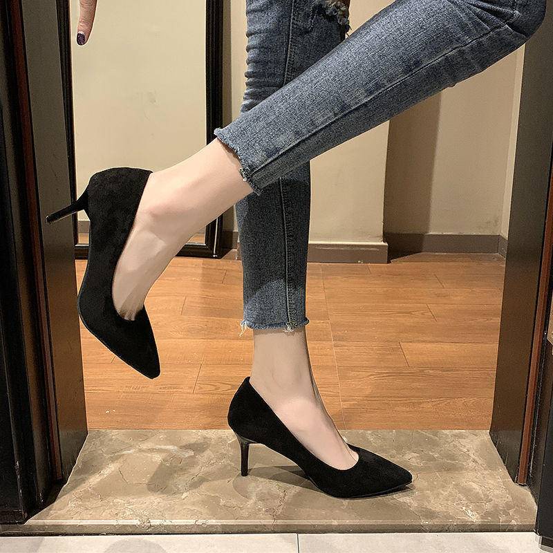 Giày cao gót mũi nhọn màu đen phong cách chuyên nghiệp cho trang phục công sở với mọi phong cách