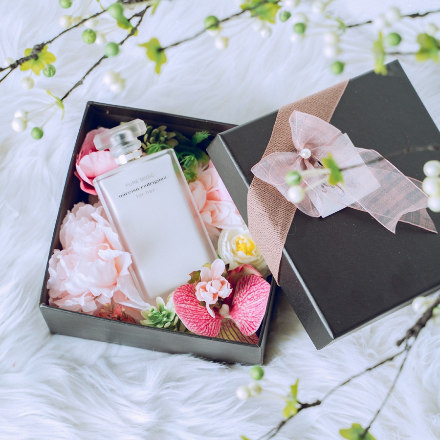 Hộp hoa lụa đựng nước hoa, hộp quà tặng ky 18.18cm