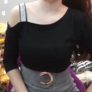 Áo lệch vai dây đá