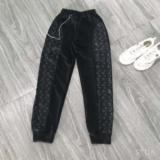 quần jogger nữ hiphop kèm dây xích năng động, cá tính.