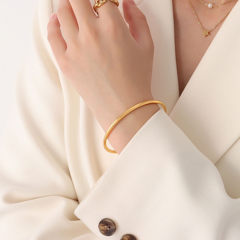Vòng tay titan nữ không gỉ mạ vàng 18k thiết kế phun nhám phong cách cổ điển sang trọng
