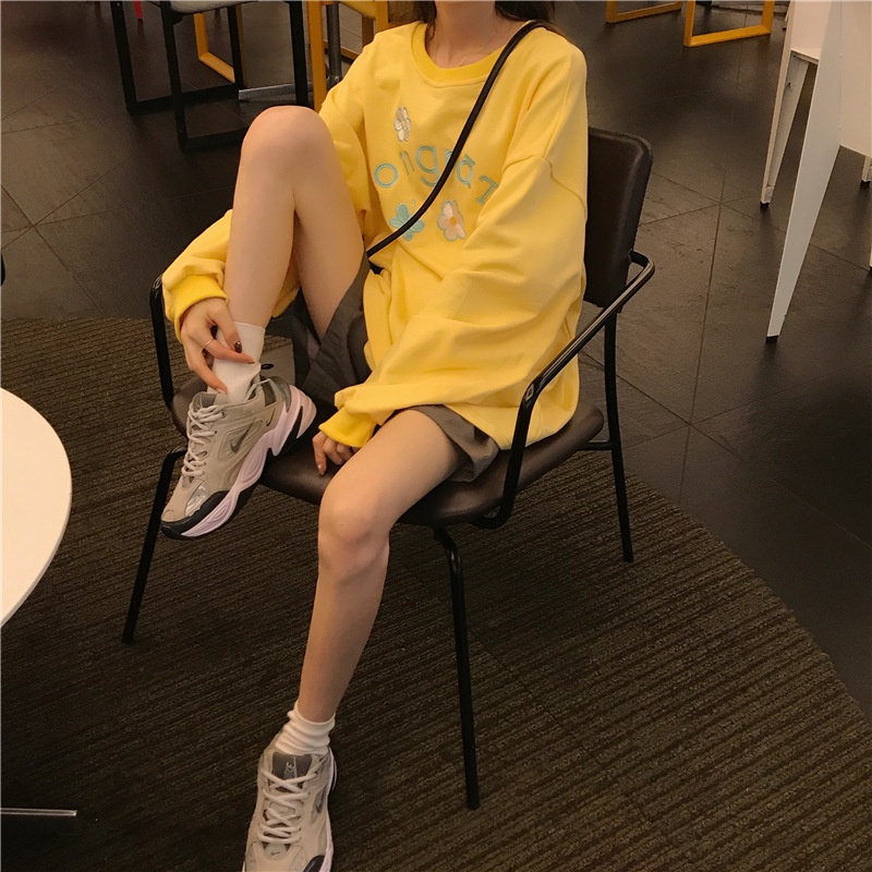 Áo thun IELGY cổ tròn dáng rộng thêu hình hoa trang trí thời trang dành cho bạn nữ