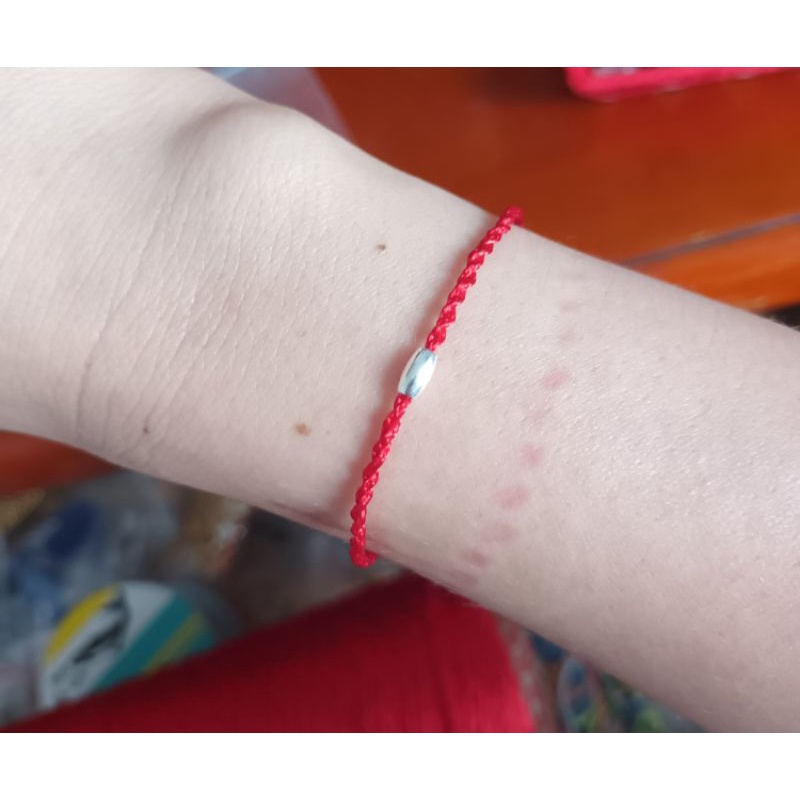 Vòng tay chỉ đỏ mic charm hạt gạo bạc 925 mang ý nghĩa may mắn đủ đầy quanh năm