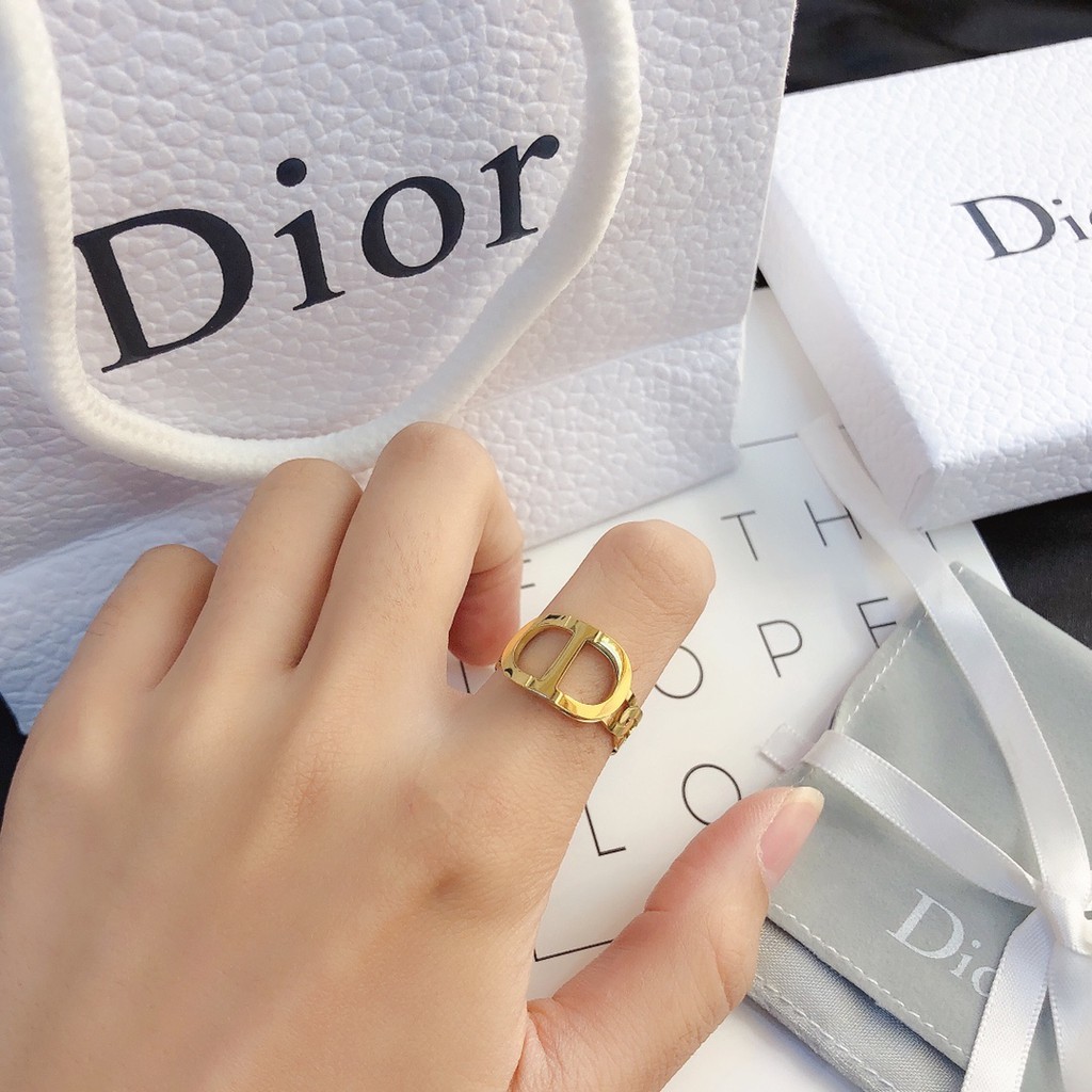 Nhẫn Dior bằng chất liệu thép titan thời trang sang trọng
