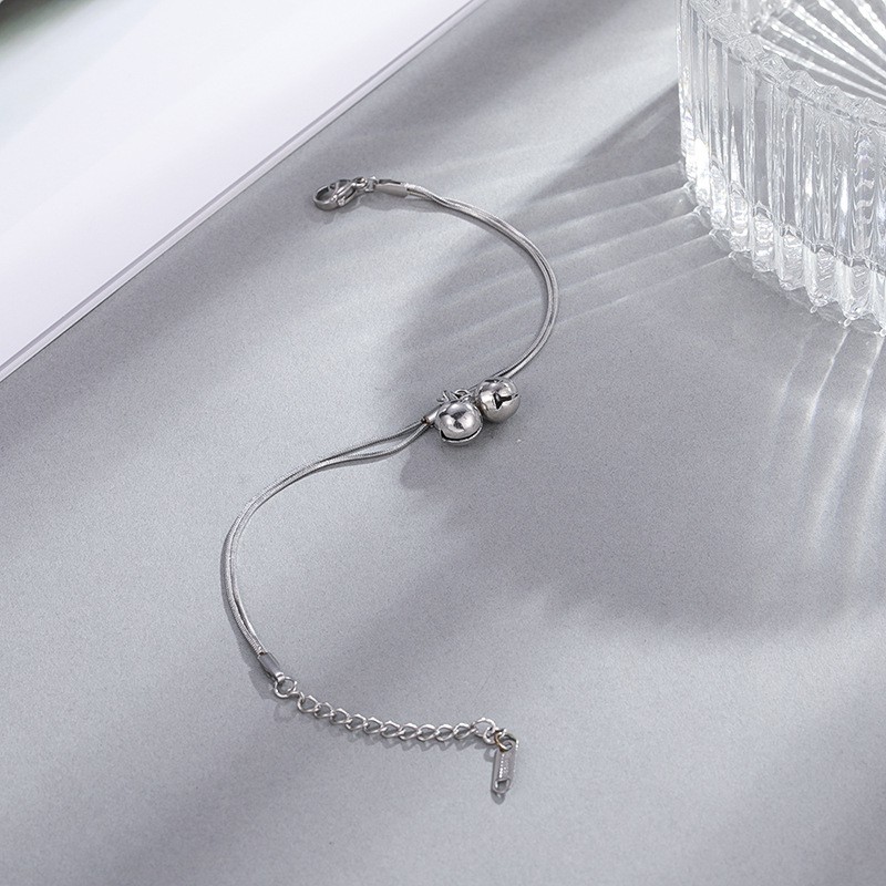 Lắc tay nữ titan không đen 2 cái chuông