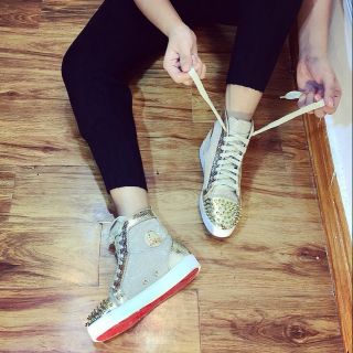 Giày sneakers louboutin tán đinh