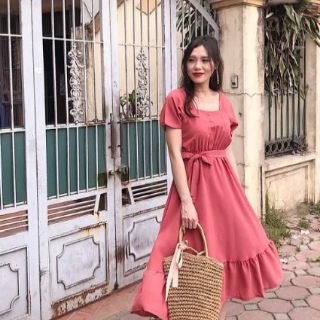 Váy đỏ thắt eo