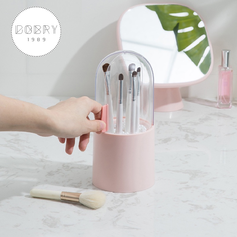 Hộp đựng cọ trang điểm bằng nhựa trong suốt, có nắp xoay 360 độ chống bụi. Tặng kèm túi ngọc trai