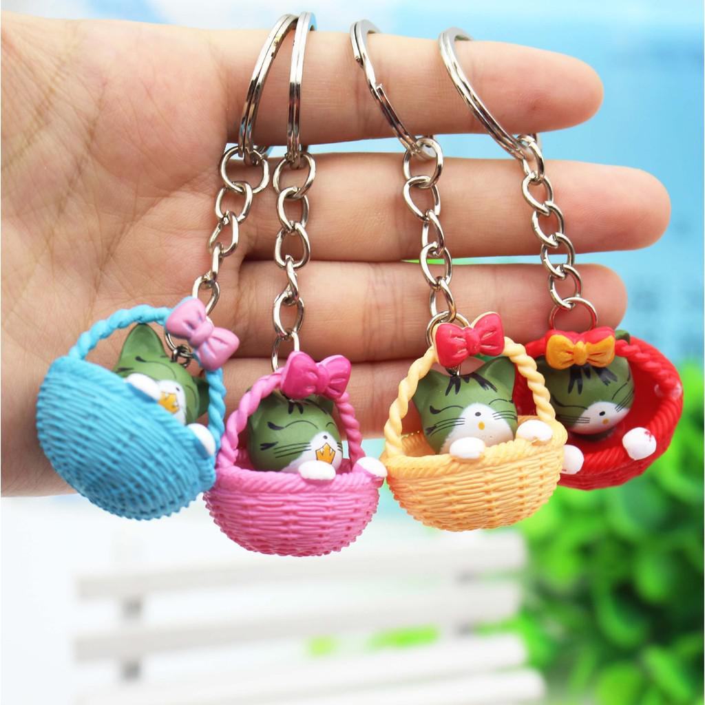 Móc khóa mèo con trong giỏ