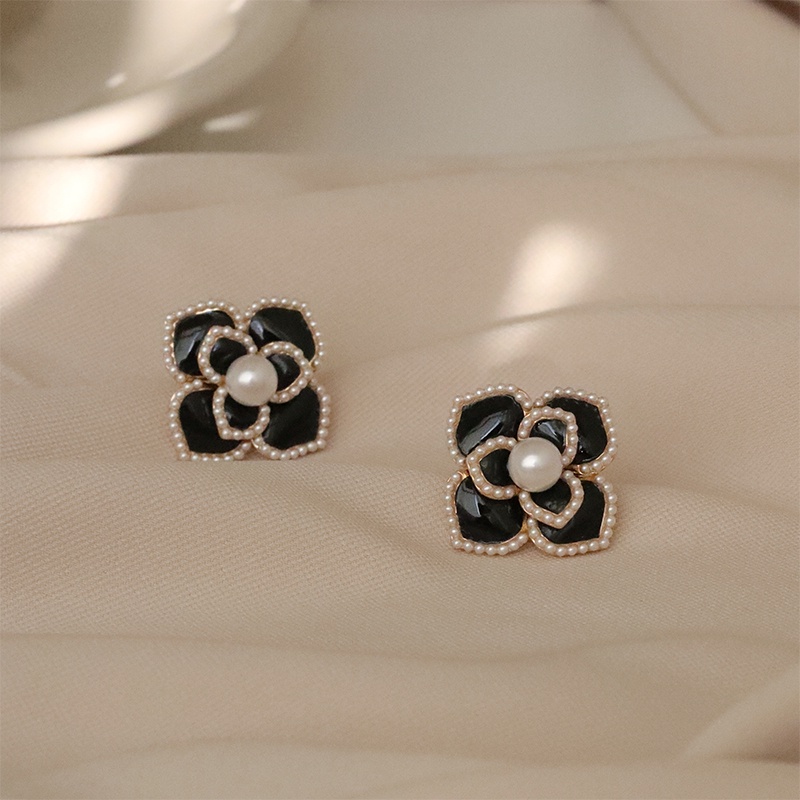 Khuyên Tai Hình Hoa Trà Đen Đính Ngọc Trai Thanh Lịch